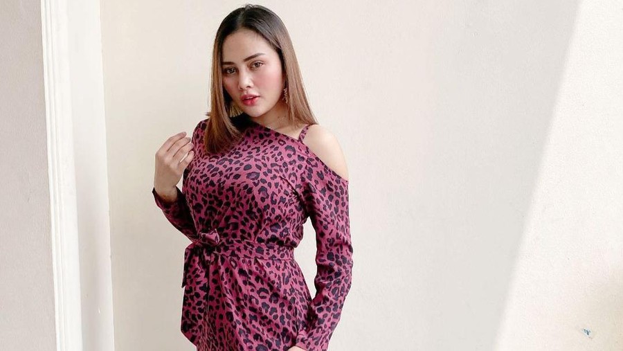 Intan Ratna Juwita yang masih berstatus sebagai istri Maell Lee mengaku tak diberi nafkah. Ia dikabarkan tengah berjualan es kelapa, yuk kita intip potret Intan Ratna Juwita!