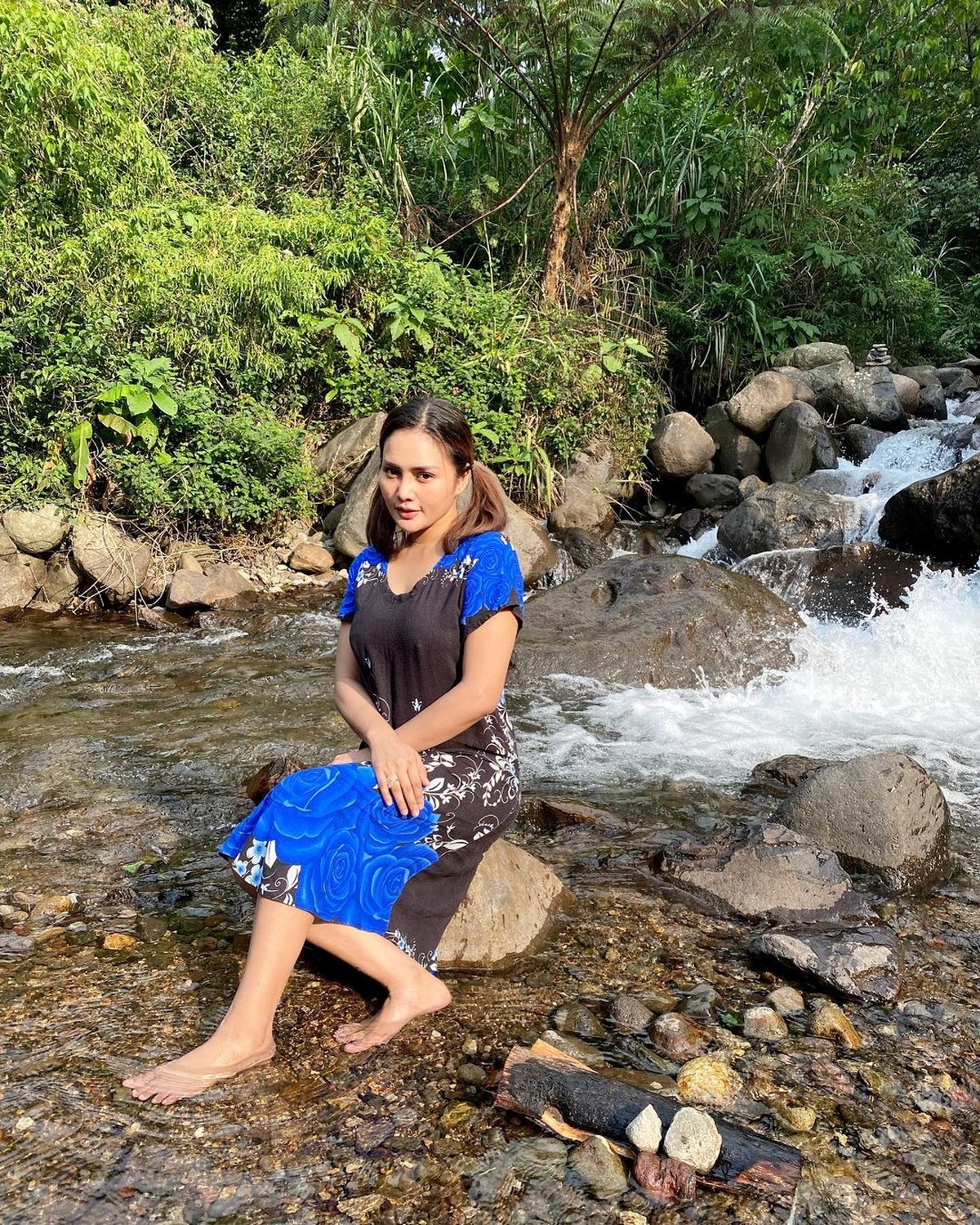 Intan Ratna Juwita yang masih berstatus sebagai istri Maell Lee mengaku tak diberi nafkah&period; Ia dikabarkan tengah berjualan es kelapa&comma; yuk kita intip potret Intan Ratna Juwita&excl;