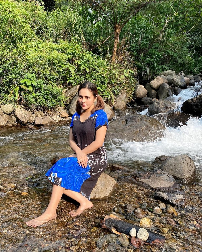 Intan Ratna Juwita yang masih berstatus sebagai istri Maell Lee mengaku tak diberi nafkah. Ia dikabarkan tengah berjualan es kelapa, yuk kita intip potret Intan Ratna Juwita!
