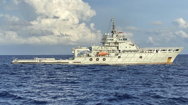 Liferaft atau dari bagian alat keselamatan kapal selam KRI Nanggala 402 yang tenggelam di perairan Bali pada akhir April lalu.