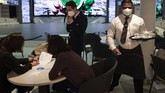 FOTO: Kota Terapung Itu Melaut Lagi Kapal pesiar raksasa yang dijuluki kota terapung kembali berlayar di perairan Italia pada akhir pekan kemarin.