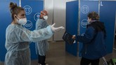 FOTO: Kota Terapung Itu Melaut Lagi Kapal pesiar raksasa yang dijuluki kota terapung kembali berlayar di perairan Italia pada akhir pekan kemarin.
