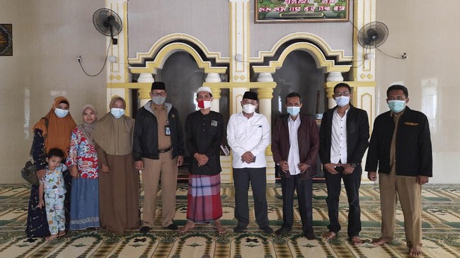 Kepala Kantor Kemenag Kota Bekasi, Shobirin menyebut DKM Al Amanah memiliki pemahaman yang berbeda terkait adab atau sopan santun dalam melaksanakan salat.