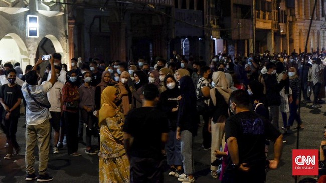 Sejauh ini kepolisian sudah memanggil pemilik toko selaku pihak yang menggelar acara dengan mengundang selebgram hingga menimbulkan kerumunan.
