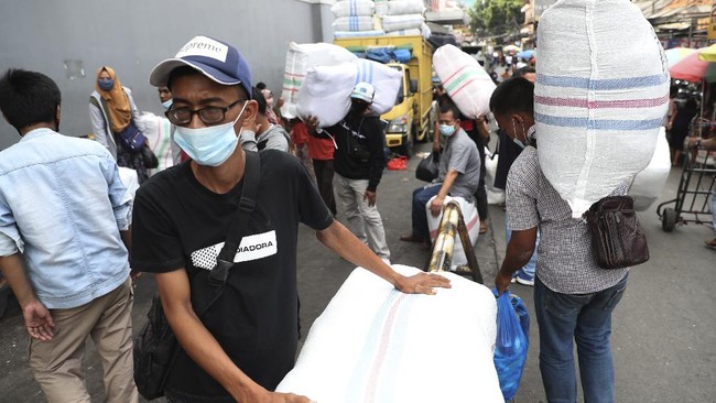 Di akhir pekan terakhir sebelum Idulfitri, Pasar Tanah Abang terpantau ramai sejak Sabtu pagi (8/5). Ratusan Satpol PP terlihat disiagakan.