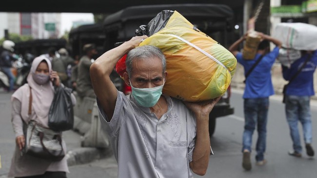 Imbas tak ada KRL, ratusan penumpang di Stasiun Tanah Abang diberangkatkan ke Stasiun Duri, Gondangdia, Karet, Palmerah dan Angke pakai bus Transjakarta.