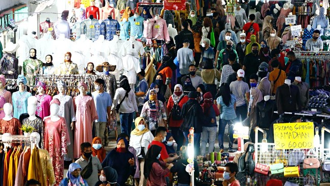 Insiden kerumunan yang menyita perhatian warganet baru-baru ini adalah kerumunan di Pasar Tanah Abang dan konser musik di Pasar Minggu.