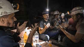 FOTO: Berbuka Puasa di Kedalaman Tambang Batu Bara Bosnia