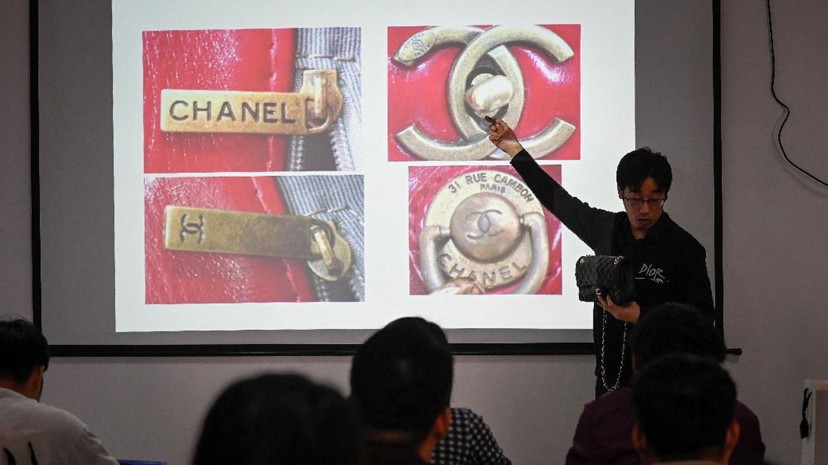 FOTO: Mengikuti Kursus Deteksi Tas Mewah Palsu di China