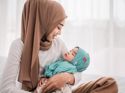 Ibu Menyusui Puasa, Produksi ASI Terpengaruh Enggak Ya?