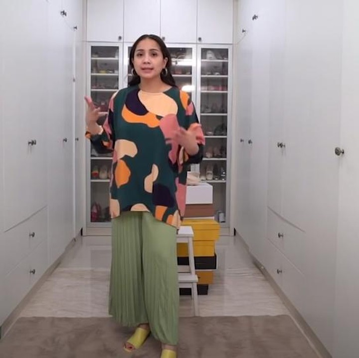 <p>Dengan budget yang cukup murah, Gigi berhasil mengubah penampilan dengan memadukan warna pakaian yang dikekannya. (YouTube Rans Entertainment)</p>