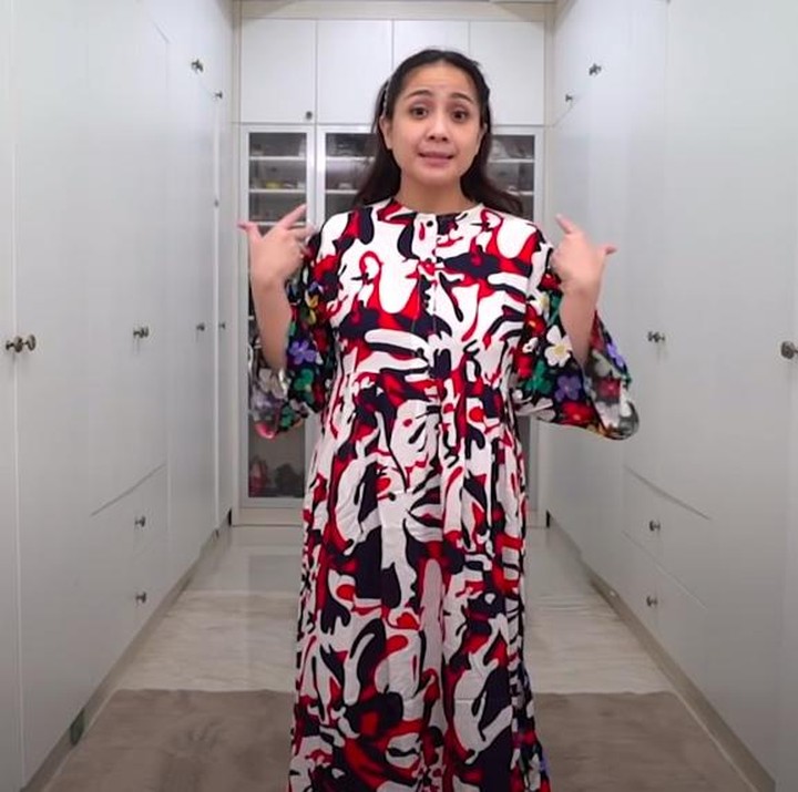 <p>Gigi tampak<em> glowing</em> terlihat begitu <em>glowing</em> mengenakan dress merah putih bercorak kembang-kembang. (YouTube Rans Entertainment)</p>