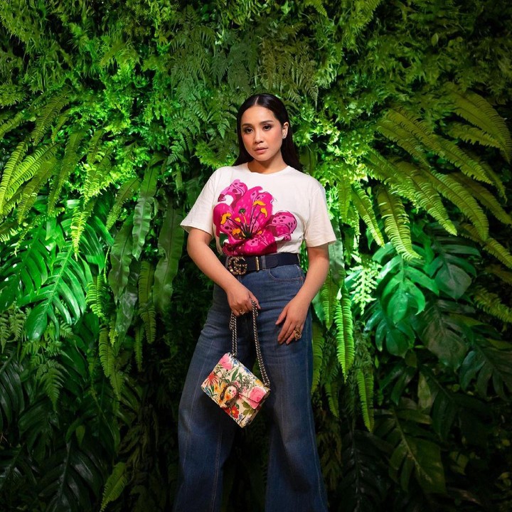 <p>Meski tengah hamil, wanita 33 tahun ini tetap tampil modis. Ia terlihat lebih <em>glowing</em> dan cantik mengenakan pakaian apa pun. Setuju ya, Bunda? (Foto: Instagram @raffinagita1717)</p>