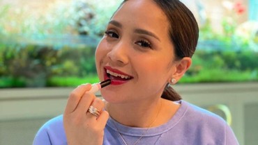 img-title Baju Nagita Slavina Mirip Seragam PNS, Harganya Bikin Sakit Kepala