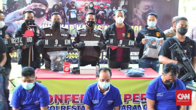 Tim Polrestabes Semarang membekuk tiga pelaku pencurian mobil mewah di 3 wilayah Jawa Timur. Pelaku pencurian mobil mewah di Semarang itu adalah residivis.