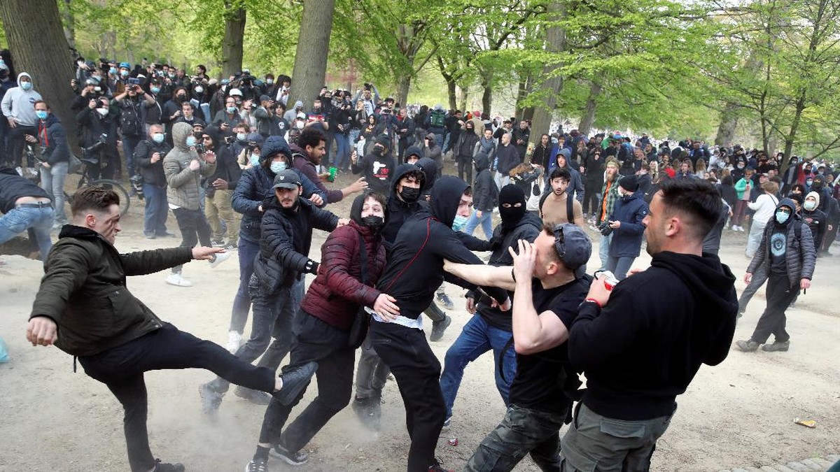 FOTO: Pesta Anti-Lockdown Belgia Ditutup Gas Air Mata Aparat