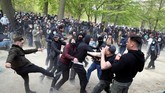 FOTO: Pesta Anti-Lockdown Belgia Ditutup Gas Air Mata Aparat Tak ada kembang api, pesta anti-lockdown di Brussels, Belgia, pada Sabtu (1/5) ditutup dengan gas air mata yang disemprotkan aparat untuk membubarkan massa.