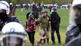 FOTO: Pesta Anti-Lockdown Belgia Ditutup Gas Air Mata Aparat Tak ada kembang api, pesta anti-lockdown di Brussels, Belgia, pada Sabtu (1/5) ditutup dengan gas air mata yang disemprotkan aparat untuk membubarkan massa.