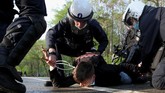 FOTO: Pesta Anti-Lockdown Belgia Ditutup Gas Air Mata Aparat Tak ada kembang api, pesta anti-lockdown di Brussels, Belgia, pada Sabtu (1/5) ditutup dengan gas air mata yang disemprotkan aparat untuk membubarkan massa.
