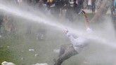 FOTO: Pesta Anti-Lockdown Belgia Ditutup Gas Air Mata Aparat Tak ada kembang api, pesta anti-lockdown di Brussels, Belgia, pada Sabtu (1/5) ditutup dengan gas air mata yang disemprotkan aparat untuk membubarkan massa.
