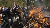 FOTO: Pesta Anti-Lockdown Belgia Ditutup Gas Air Mata Aparat Tak ada kembang api, pesta anti-lockdown di Brussels, Belgia, pada Sabtu (1/5) ditutup dengan gas air mata yang disemprotkan aparat untuk membubarkan massa.