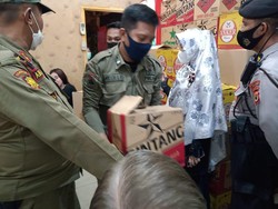 Satpol PP Makassar Razia Warung, Puluhan Botol Miras-Kursi Diamankan