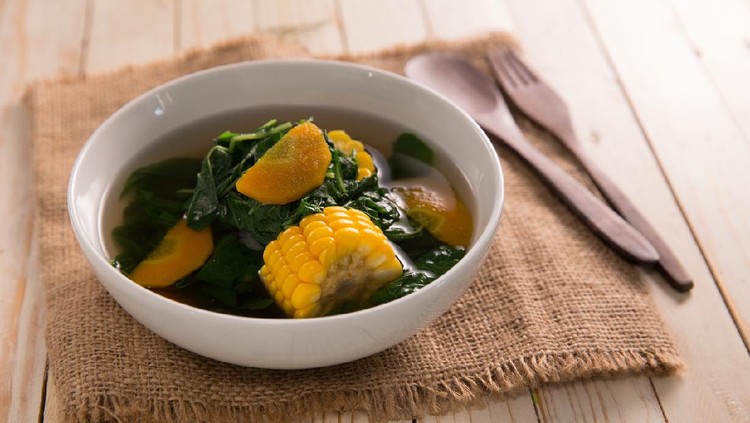 Sayur Bayam dan Jagung sayur bening bayam. indonesian food of spinach with soup and corn