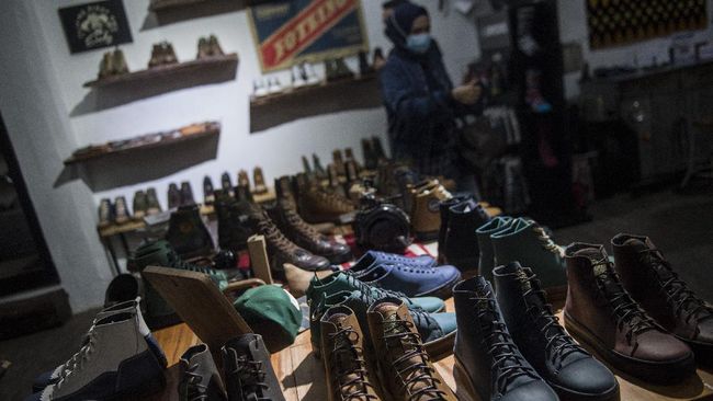 Ketua Dekranasda Jawa Barat dan istri Gubernur Jawa Barat Ridwan Kamil, Atalia Praratya menyebut tas anyaman dan sepatu jadi produk paling laris.