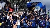 FOTO: Perayaan Juara Inter Milan di Piazza Duomo Ribuan pendukung Inter Milan merayakan kemenangan di Piazza Duomo di Milan pada Minggu (2/5), setelah tim tersebut memenangkan gelar juara Serie A musim ini.
