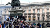 FOTO: Perayaan Juara Inter Milan di Piazza Duomo Ribuan pendukung Inter Milan merayakan kemenangan di Piazza Duomo di Milan pada Minggu (2/5), setelah tim tersebut memenangkan gelar juara Serie A musim ini.