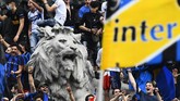 FOTO: Perayaan Juara Inter Milan di Piazza Duomo Ribuan pendukung Inter Milan merayakan kemenangan di Piazza Duomo di Milan pada Minggu (2/5), setelah tim tersebut memenangkan gelar juara Serie A musim ini.