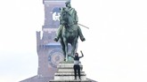 FOTO: Perayaan Juara Inter Milan di Piazza Duomo Ribuan pendukung Inter Milan merayakan kemenangan di Piazza Duomo di Milan pada Minggu (2/5), setelah tim tersebut memenangkan gelar juara Serie A musim ini.