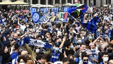 FOTO: Perayaan Juara Inter Milan di Piazza Duomo Ribuan pendukung Inter Milan merayakan kemenangan di Piazza Duomo di Milan pada Minggu (2/5), setelah tim tersebut memenangkan gelar juara Serie A musim ini.
