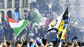 FOTO: Perayaan Juara Inter Milan di Piazza Duomo Ribuan pendukung Inter Milan merayakan kemenangan di Piazza Duomo di Milan pada Minggu (2/5), setelah tim tersebut memenangkan gelar juara Serie A musim ini.