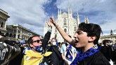 FOTO: Perayaan Juara Inter Milan di Piazza Duomo Ribuan pendukung Inter Milan merayakan kemenangan di Piazza Duomo di Milan pada Minggu (2/5), setelah tim tersebut memenangkan gelar juara Serie A musim ini.