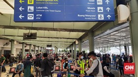 Stasiun Pasar Senen Ramai Penumpang KA Curi Start Mudik