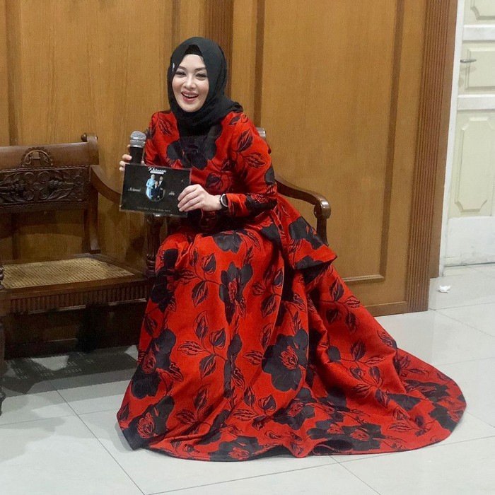 Tak heran jika ia berhasil masuk nominasi dan memenangkan berbagai penghargaan sebagai pembawa acara olahraga terfavorit. Salah satunya adalah penghargaan dari Panasonic Award. (Foto: instagram.com/terryputri/)