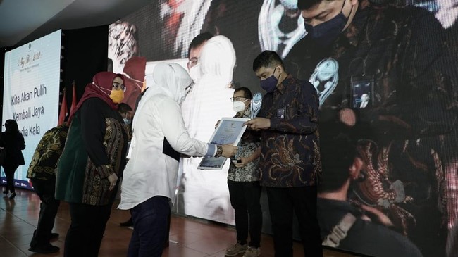Menaker memberi penghargaan kepada Telkom yang tetap bertahan dan mampu melakukan penyesuaian, tidak melakukan PHK dan zero accident selama pandemi Covid-19.