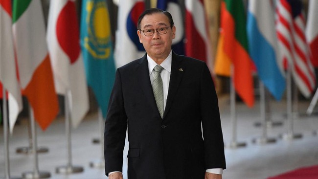 Dengan penuh sumpah serapah, Menlu Filipina, Teodoro Locsin, menuntut China menarik ratusan kapalnya keluar dari perairan di LCS yang menjadi sengketa.