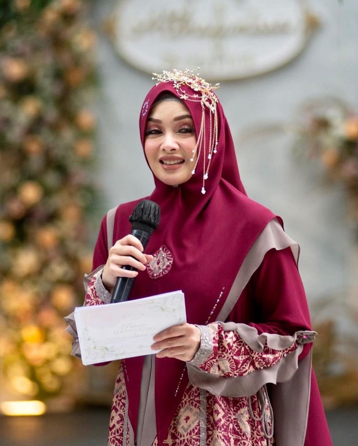 Terry juga mengungkapkan perampok masuk dengan mencongkel pintu pagar dengan alat berat. Kejadian perampokan tersebut baru ketahuan saat ada kurir paket yang mengantar barang. (Foto: instagram.com/terryputri/)