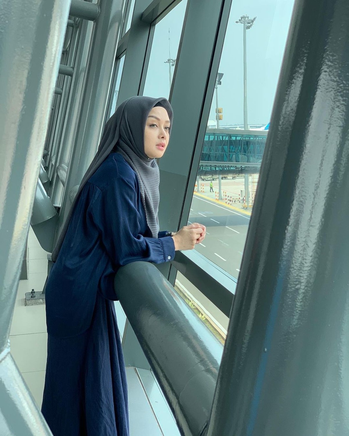 Kediaman milik Terry Putri di daerah Pejaten di bobol maling hingga ia rugi puluhan miliar&period; Yuk kita lihat potret Terry Putri&excl;