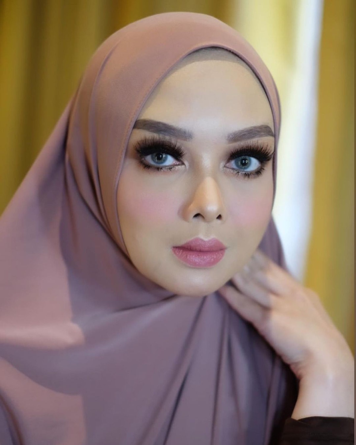 Kediaman milik Terry Putri di daerah Pejaten di bobol maling hingga ia rugi puluhan miliar&period; Yuk kita lihat potret Terry Putri&excl;