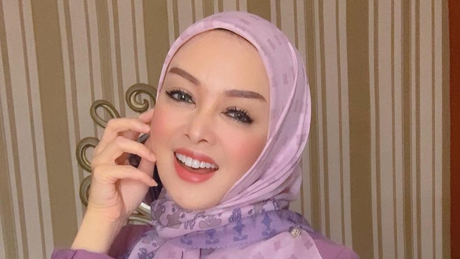 Kediaman milik Terry Putri di daerah Pejaten di bobol maling hingga ia rugi puluhan miliar. Yuk kita lihat potret Terry Putri!