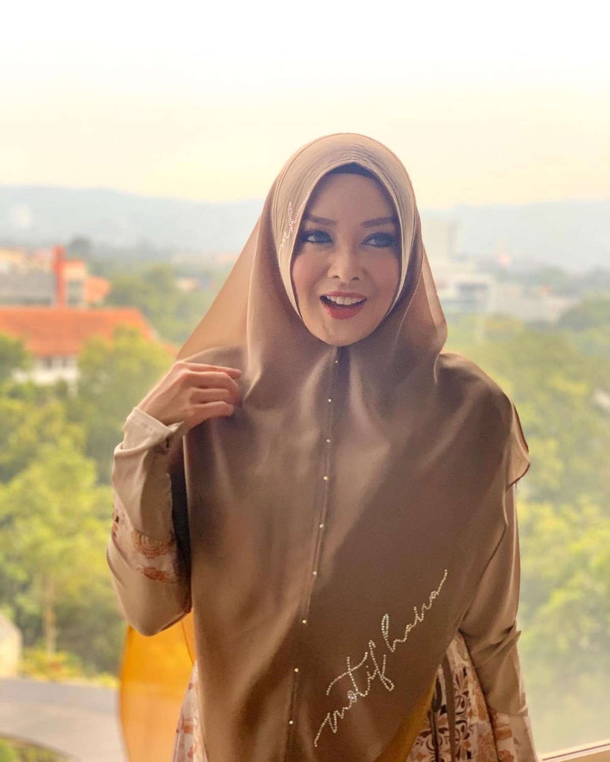 Kediaman milik Terry Putri di daerah Pejaten di bobol maling hingga ia rugi puluhan miliar&period; Yuk kita lihat potret Terry Putri&excl;