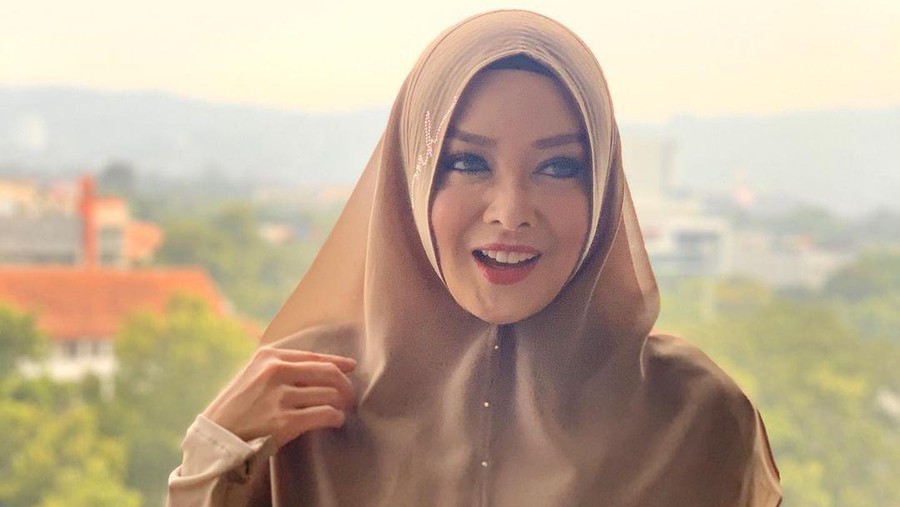 Kediaman milik Terry Putri di daerah Pejaten di bobol maling hingga ia rugi puluhan miliar. Yuk kita lihat potret Terry Putri!