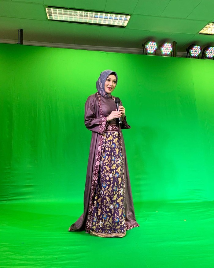 Terry Putri dikenal sebagai pembawa acara yang handal. Ia membawakan berbagai program TV seperti talkshow, reality show, musik, dan infotainment. Selain pembawa acara, dia juga berkiprah sebagai model dan bintang iklan. (Foto: instagram.com/terryputri/)