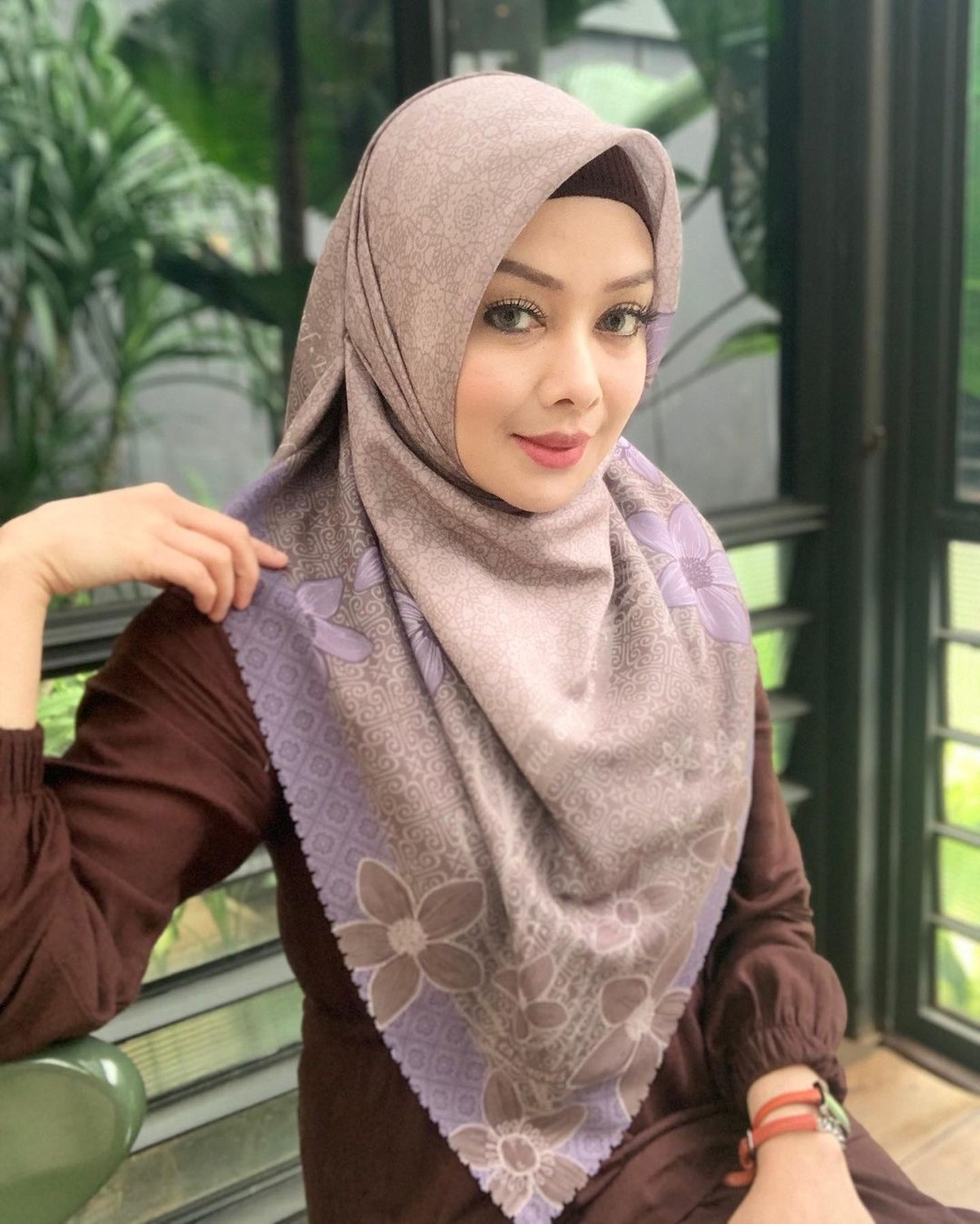 Kediaman milik Terry Putri di daerah Pejaten di bobol maling hingga ia rugi puluhan miliar&period; Yuk kita lihat potret Terry Putri&excl;