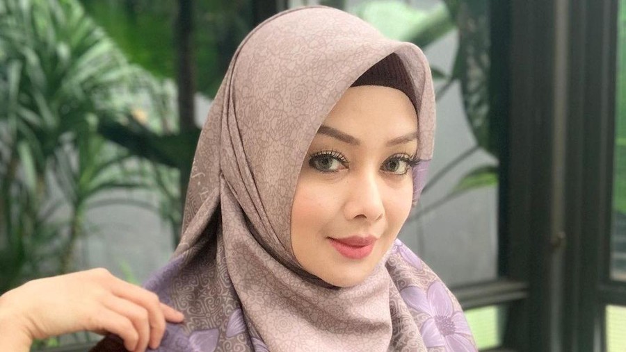 Kediaman milik Terry Putri di daerah Pejaten di bobol maling hingga ia rugi puluhan miliar. Yuk kita lihat potret Terry Putri!
