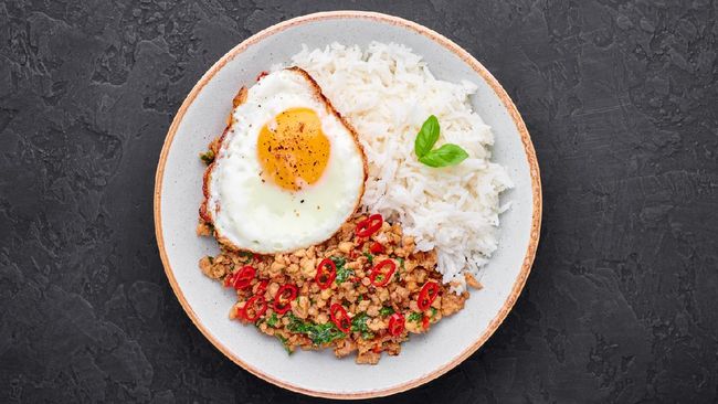 Perpaduan ayam dan daun kemangi akan menjadi hidangan yang menyegarkan saat sahur di bulan Ramadan. Berikut resep praktis sahur: ayam kemangi.