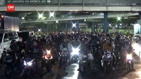 VIDEO: Ribuan Pemudik Motor Padati Pelabuhan Merak